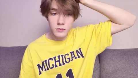 Snapshot of callmenineoneseven chatting on November 3, 2025, 12:06 pm Nick online show from November 3, 2025, 12:06 pm