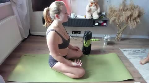 Snapshot of calm_and_blooming chatting on June 9, 2026, 8:26 am calm_and_blooming online show from June 9, 2026, 8:26 am