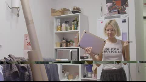 calvia_farey online show from November 18, 2025, 2:32 pm