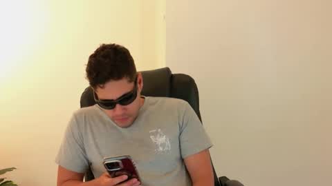 Snapshot of camara110 chatting on October 19, 2025, 7:36 pm camara110 online show from October 19, 2025, 7:36 pm