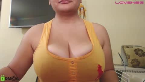 Snapshot of camiilahotxxx chatting on October 3, 2025, 4:37 pm Camila  online show from October 3, 2025, 4:37 pm