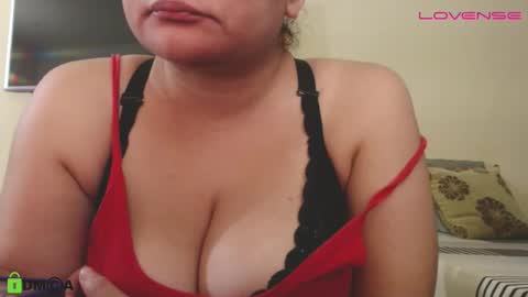 Snapshot of camiilahotxxx chatting on October 21, 2025, 2:40 pm Camila  online show from October 21, 2025, 2:40 pm