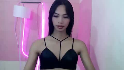 Snapshot of camilla_xxx chatting on February 12, 2025, 4:33 am Camilla online show from February 12, 2025, 4:33 am