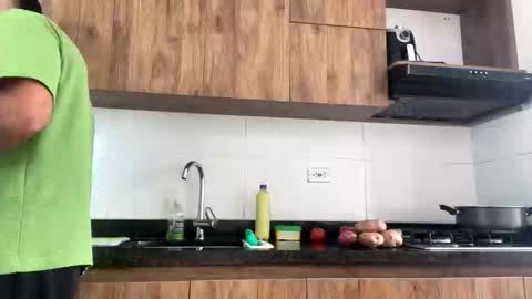 camilo_contre21 online show from January 13, 2026, 8:25 pm