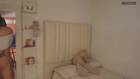 Snapshot of cammile_cole chatting on February 26, 2026, 7:35 pm Laura Camila online show from February 26, 2026, 7:35 pm