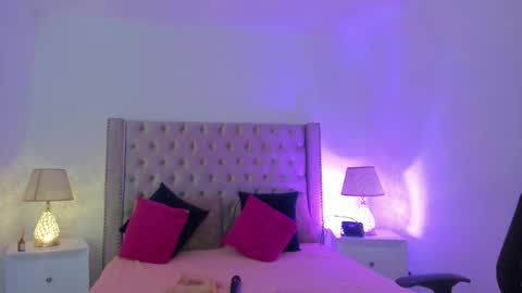 Candie  online show from November 21, 2025, 11:42 am