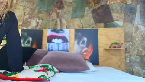 Snapshot of candy_feett chatting on December 19, 2025, 10:11 am Jolie online show from December 19, 2025, 10:11 am