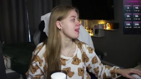 Snapshot of candy_meggie chatting on December 25, 2024, 10:28 am Megan online show from December 25, 2024, 10:28 am