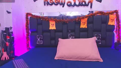 Aura  online show from October 17, 2025, 11:57 am