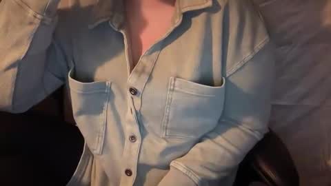 Snapshot of carabou11 chatting on December 2, 2025, 10:27 pm Cara Bou online show from December 2, 2025, 10:27 pm