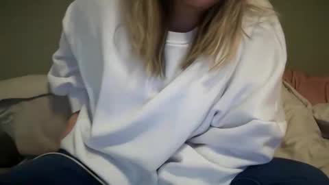 Snapshot of carabou11 chatting on December 16, 2025, 10:37 pm Cara Bou online show from December 16, 2025, 10:37 pm