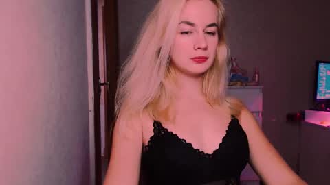 Snapshot of carinfox chatting on October 14, 2025, 8:20 pm Carin online show from October 14, 2025, 8:20 pm