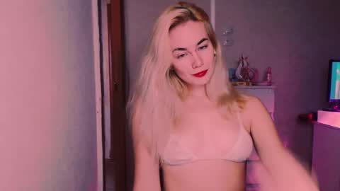 Snapshot of carinfox chatting on October 24, 2025, 7:49 am Carin online show from October 24, 2025, 7:49 am