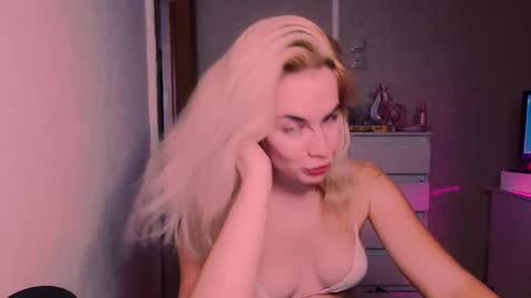 Snapshot of carinfox chatting on October 26, 2025, 7:42 pm Carin online show from October 26, 2025, 7:42 pm