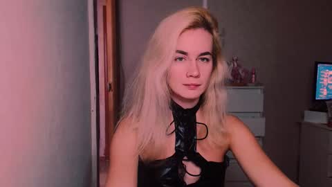 Snapshot of carinfox chatting on November 4, 2025, 7:02 pm Carin online show from November 4, 2025, 7:02 pm