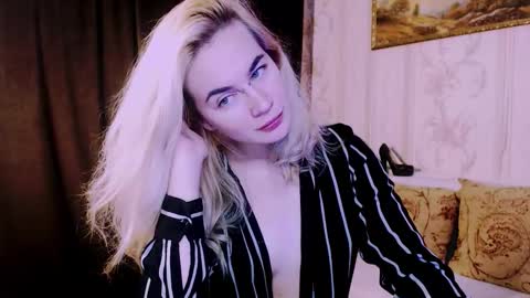 Snapshot of carinfox chatting on November 10, 2025, 5:50 am Carin online show from November 10, 2025, 5:50 am