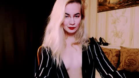 Snapshot of carinfox chatting on November 10, 2025, 7:02 pm Carin online show from November 10, 2025, 7:02 pm