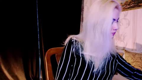 Snapshot of carinfox chatting on November 16, 2025, 4:40 am Carin online show from November 16, 2025, 4:40 am