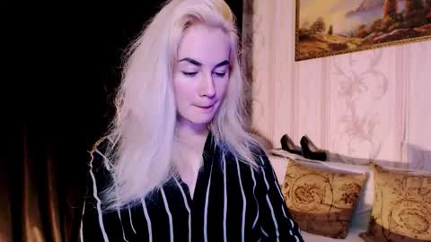 Snapshot of carinfox chatting on November 16, 2025, 8:03 pm Carin online show from November 16, 2025, 8:03 pm