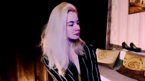 Snapshot of carinfox chatting on November 24, 2025, 4:34 am Carin online show from November 24, 2025, 4:34 am