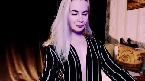 Snapshot of carinfox chatting on December 1, 2025, 9:20 pm Carin online show from December 1, 2025, 9:20 pm