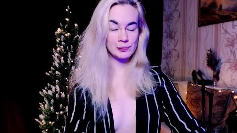 Snapshot of carinfox chatting on December 14, 2025, 8:02 pm Carin online show from December 14, 2025, 8:02 pm