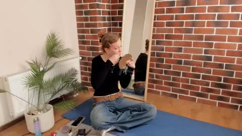 Snapshot of carlyneisenman chatting on November 25, 2025, 7:25 pm Eva online show from November 25, 2025, 7:25 pm