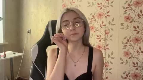 Snapshot of carmenlavelli chatting on July 1, 2026, 11:23 am Elina online show from July 1, 2026, 11:23 am
