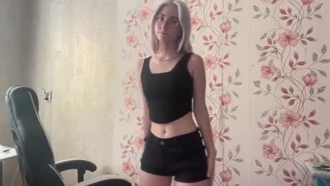 Snapshot of carmenlavelli chatting on July 4, 2026, 11:27 am Elina online show from July 4, 2026, 11:27 am