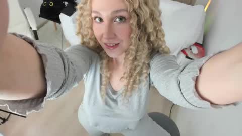 carol_may_ online show from May 18, 2026, 5:35 am