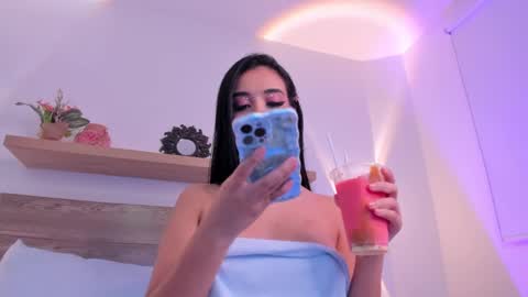 Snapshot of caroline_22z chatting on January 25, 2025, 10:50 pm CARO  online show from January 25, 2025, 10:50 pm