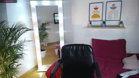Snapshot of caroline_jackson_ chatting on December 7, 2024, 5:48 am C A R O L I N E online show from December 7, 2024, 5:48 am