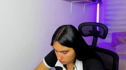 caroline_rodriguez_9 online show from December 17, 2025, 1:44 am