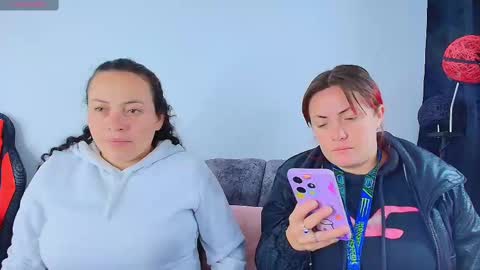 Snapshot of carolinhe_ chatting on October 13, 2025, 11:21 am Carolinhe online show from October 13, 2025, 11:21 am