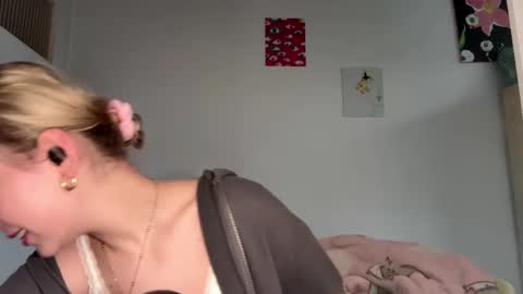 Snapshot of cassijent chatting on February 19, 2026, 8:10 am Olivia online show from February 19, 2026, 8:10 am