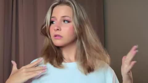 Lina  online show from March 22, 2026, 7:06 pm