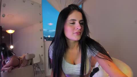 Snapshot of celia_dubois chatting on October 14, 2025, 9:04 pm Ari online show from October 14, 2025, 9:04 pm