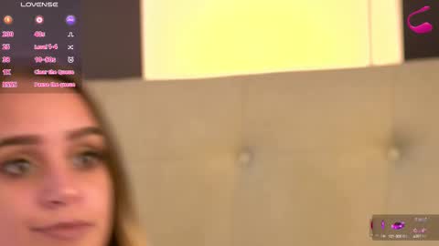 Snapshot of celine_petite chatting on September 20, 2025, 7:31 am Celine Petite online show from September 20, 2025, 7:31 am