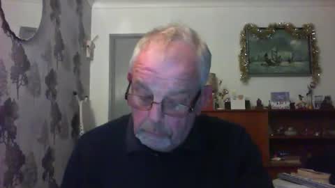 Snapshot of champers37 chatting on December 18, 2024, 8:14 pm Champers online show from December 18, 2024, 8:14 pm