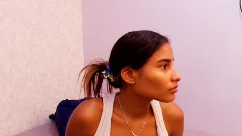 Raquel  online show from October 1, 2025, 12:00 pm