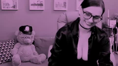 The Queen online show from May 26, 2026, 6:37 pm