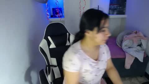 Snapshot of charis_21 chatting on November 18, 2025, 11:36 am charis 2 online show from November 18, 2025, 11:36 am