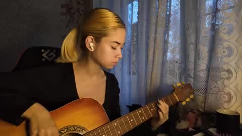 Snapshot of charleneschonert chatting on November 4, 2025, 7:29 am Nancy online show from November 4, 2025, 7:29 am