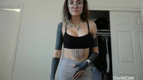 Snapshot of charliecake chatting on December 17, 2025, 8:15 pm Charlie Cake online show from December 17, 2025, 8:15 pm