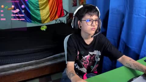 Snapshot of charlietaylorr__ chatting on December 17, 2025, 9:32 pm Charlie online show from December 17, 2025, 9:32 pm