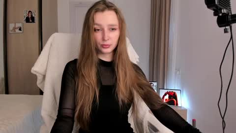 CharlottaWells online show from November 16, 2025, 10:54 am