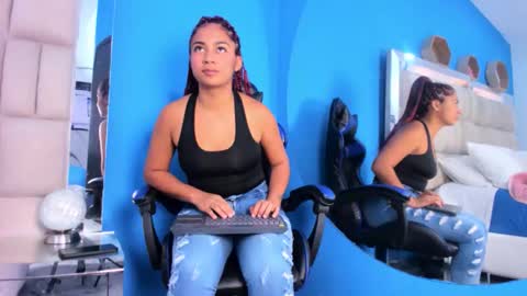 Snapshot of charlotte_mia17 chatting on November 18, 2025, 2:43 pm charlotte_mia17 online show from November 18, 2025, 2:43 pm