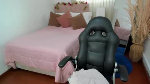 Snapshot of charlotte_pleasure chatting on May 18, 2026, 11:27 am Charlotte online show from May 18, 2026, 11:27 am
