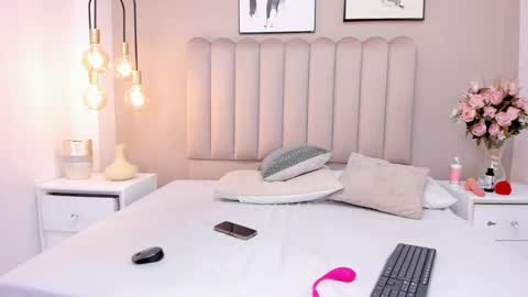 charlottee_evans1 online show from September 19, 2025, 1:34 pm