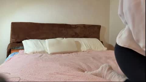 Snapshot of charmingkatie chatting on December 22, 2025, 9:39 am katie online show from December 22, 2025, 9:39 am